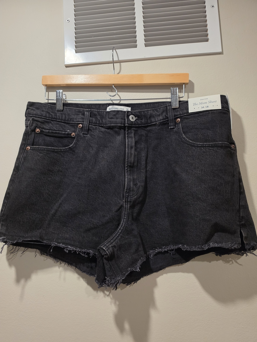 NWT Abercrombie & Fitch The Mom Short High Rise Black Denim 34 / 18